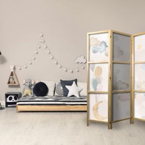 Paravent japonais - Fairy-Tale Moon - Moon with Balloons Among Clouds and Stars in Subdued Colors on a Light Beige Background